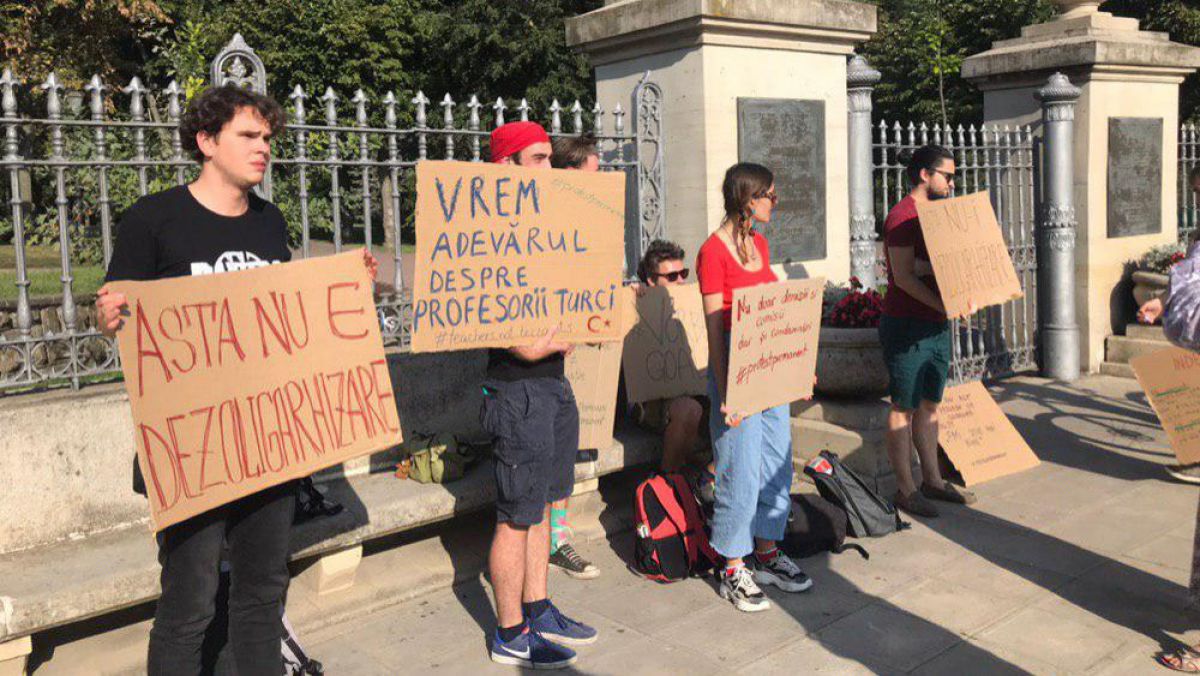 „Asta nu e dezoligarhizare”. OccupyGuguță așteaptă guvernanții la monumentul lui Ștefan cel Mare, dar sunt luați la ochi de SPPS (FOTO, VIDEO)