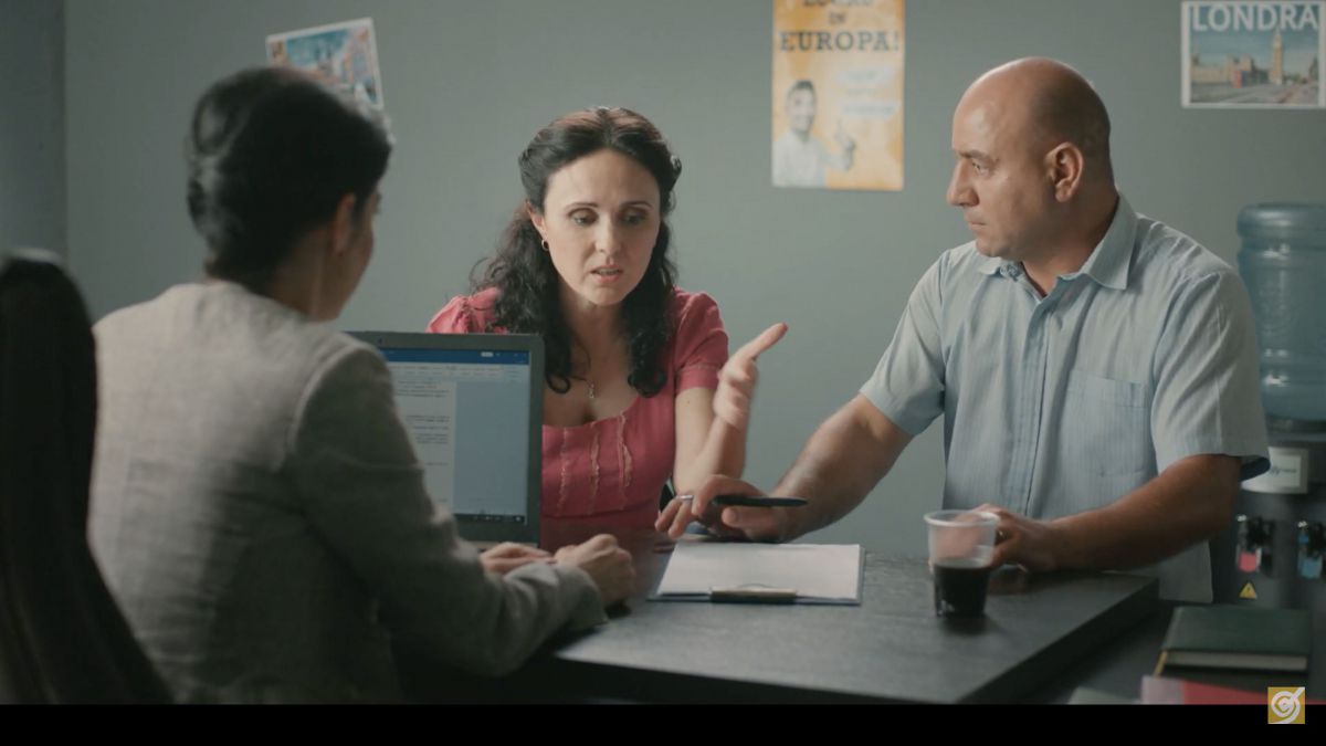 „Au mai fost de ăștia care au mers la fabrica de mobilă și au ajuns la spălat toalete!”. Importanța citirii contractului de muncă peste hotare, mesajul unui spot cu Ionela Hadârcă (VIDEO)