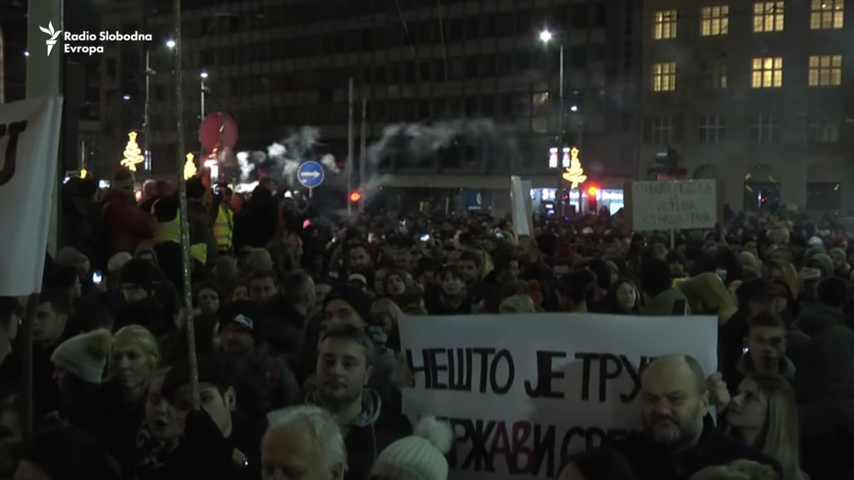  Belgrad: Mii de persoane au ieşit în stradă pentru a cere demisia guvernului  (VIDEO)