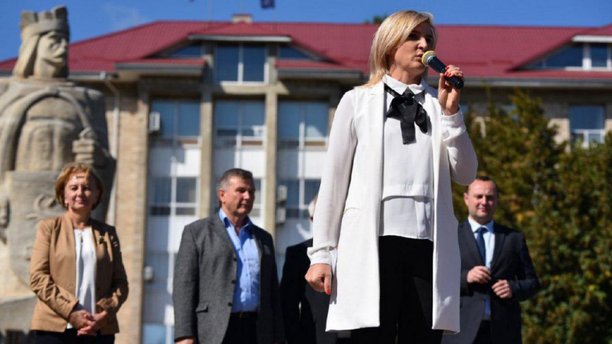 „Fericiun crecit” sau cum o deputată socialistă a încercat să spună două cuvinte în română (FOCUS)