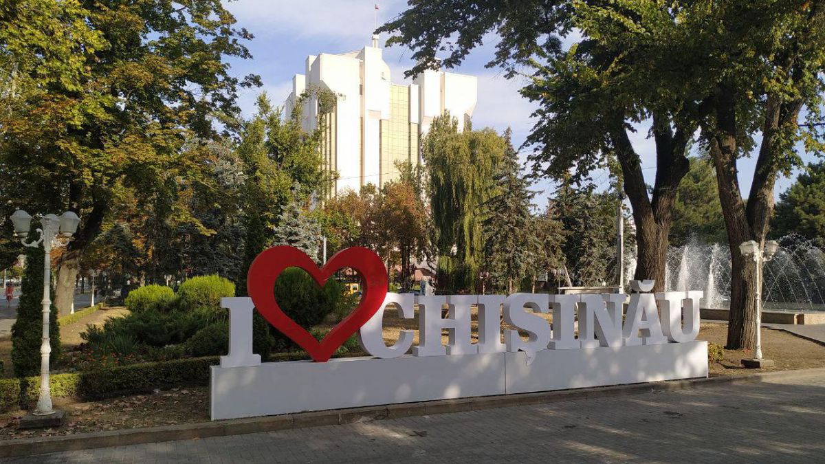 „I love Chișinău”. O nouă inscripție urbană a apărut în capitală (FOTO)
