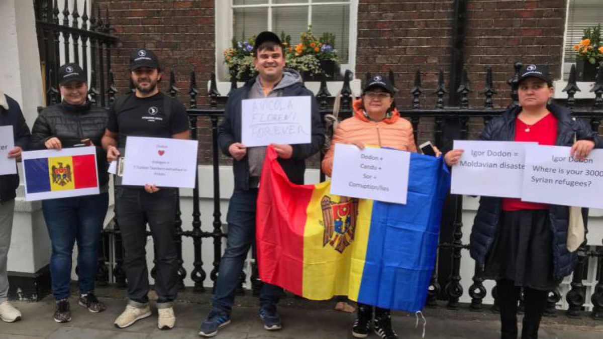 Președintele, întâmpinat cu proteste de moldovenii din Londra: „Igor Dodon, dezastru moldovenesc”
