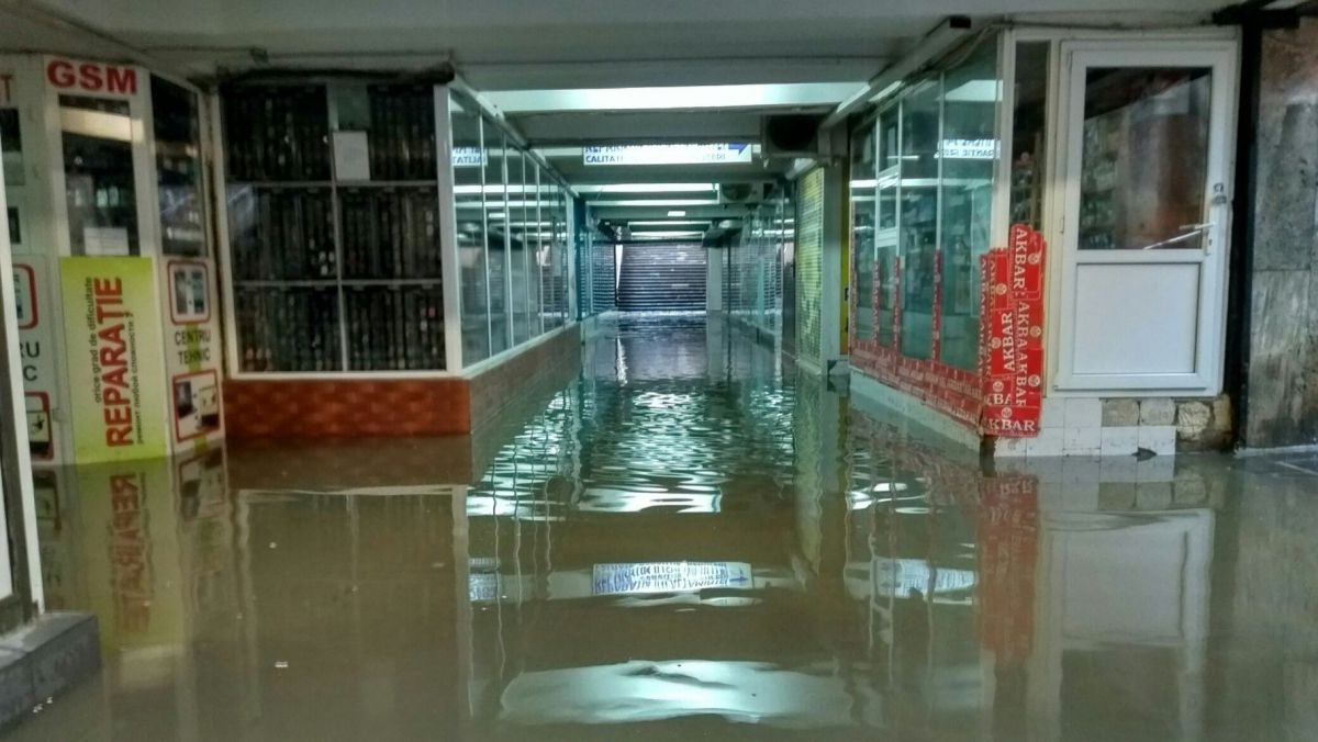 „Lac subteran” în locul pasajului de lângă magazinul „Unic”. Trecerea subterană a fost inundată