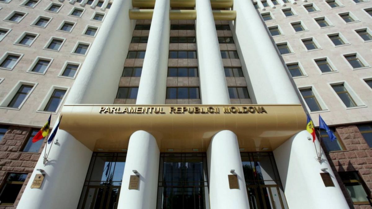 „Mai puțini deputați, mai puține păreri contradictorii”. Majoritatea parlamentară a votat ideea lui Plahotniuc de referendum pentru reducerea numărului de deputați