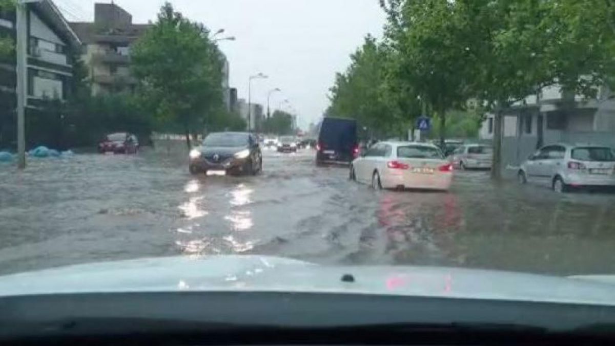 „O ploaie ca asta apare o dată la 100 de ani”. Mai multe cartiere din București au fost inundate (VIDEO)