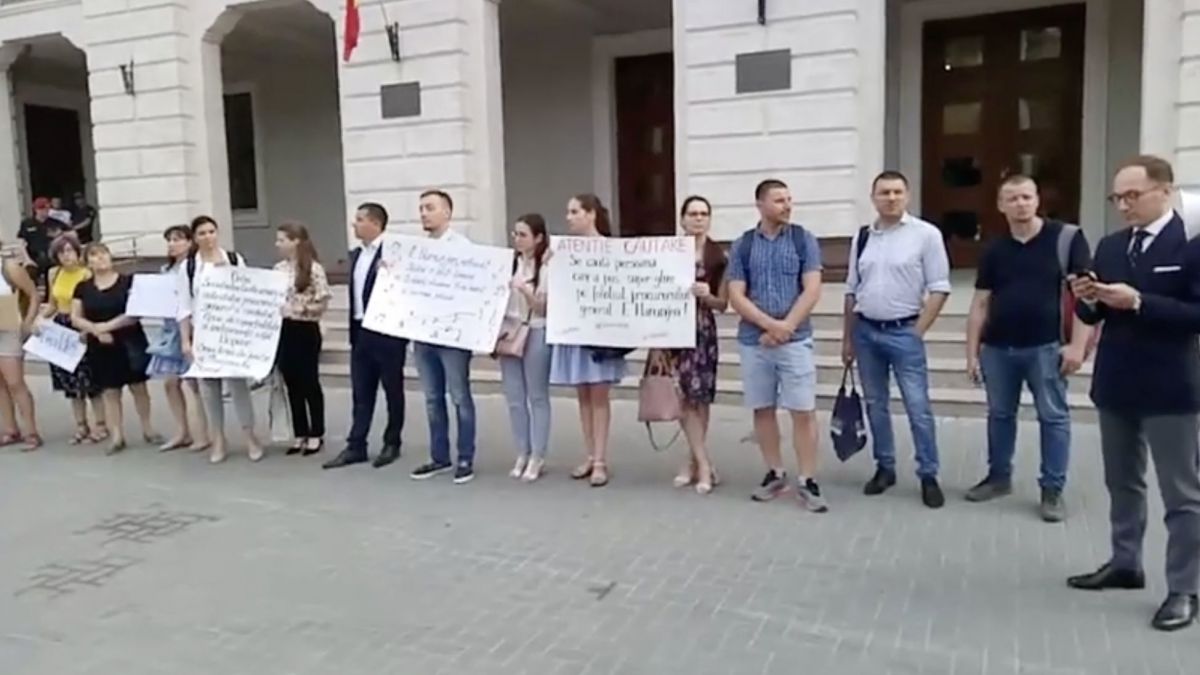 „Rușine, Harunjen!”: Câțiva protestatari au cerut demisia procurorului general. Ce au răspuns reprezentanții PG