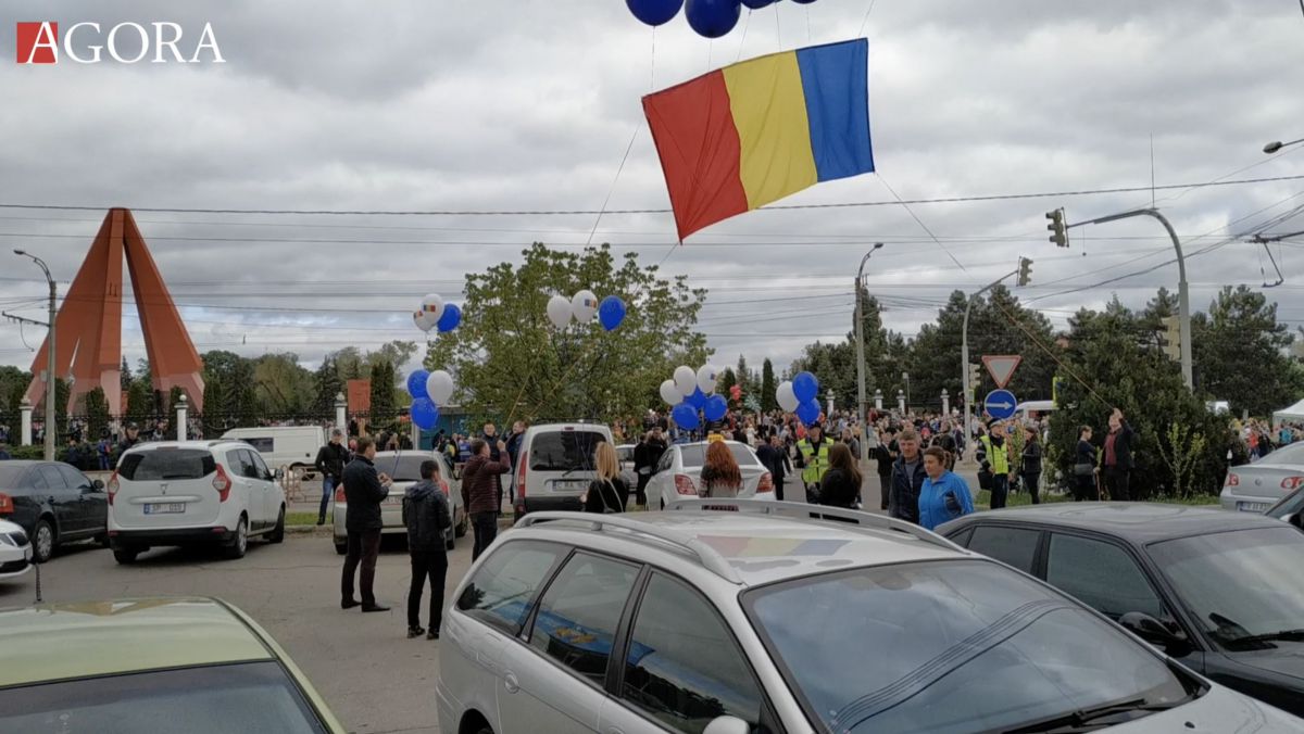 „Să vadă socialiștii”. Câțiva tineri au venit cu drapelul României și al UE vizavi de memorialul „Eternitate” (VIDEO)