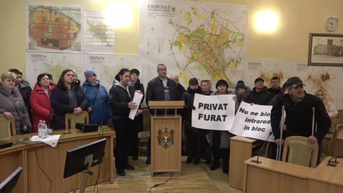 „Vrem să fim auziți”. Locatarii unui bloc din Chișinău cer ajutor de la Primărie