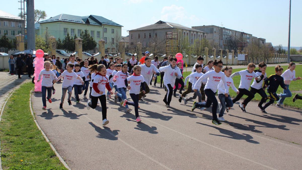 Familii întregi sau chiar străini au participat cu dedicație la Run Pink Orhei (Foto)
