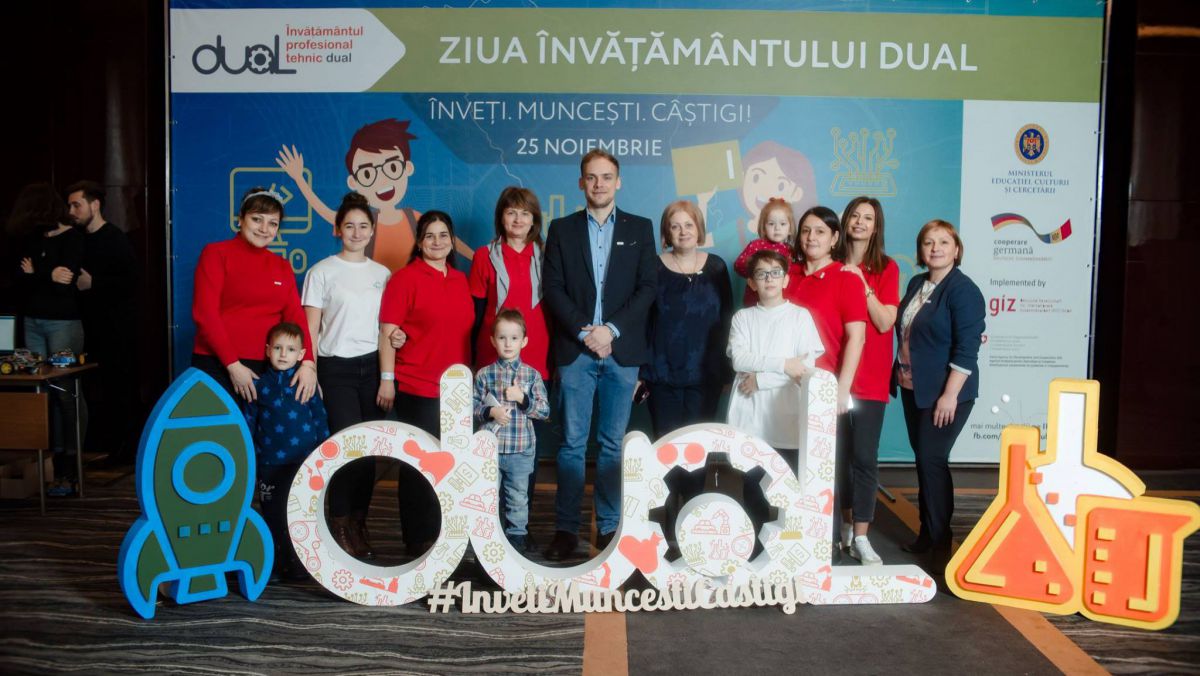 Învățământul dual, pe înțeles. Sute de elevi au aflat cum pot învăța o profesie solicitată în sistem dual