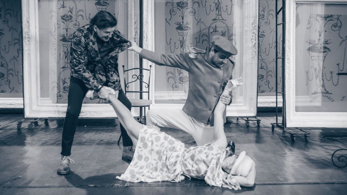 „Teatrul fără nume” își deschide din nou cortinele și te așteaptă la un spectacol-farsă!