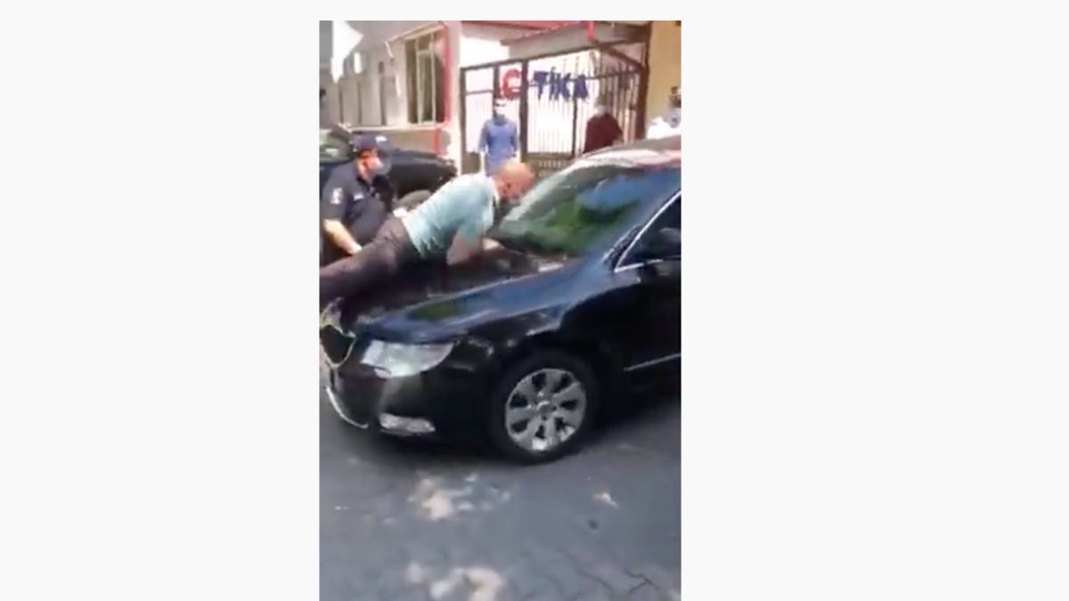 (UPDATE) Deputații Pro Moldova încearcă să afle dacă Gațcan este în interiorul Președinției. Deputatul Cebotari, luat pe capota unei mașini ieșite din curte (LIVE)
