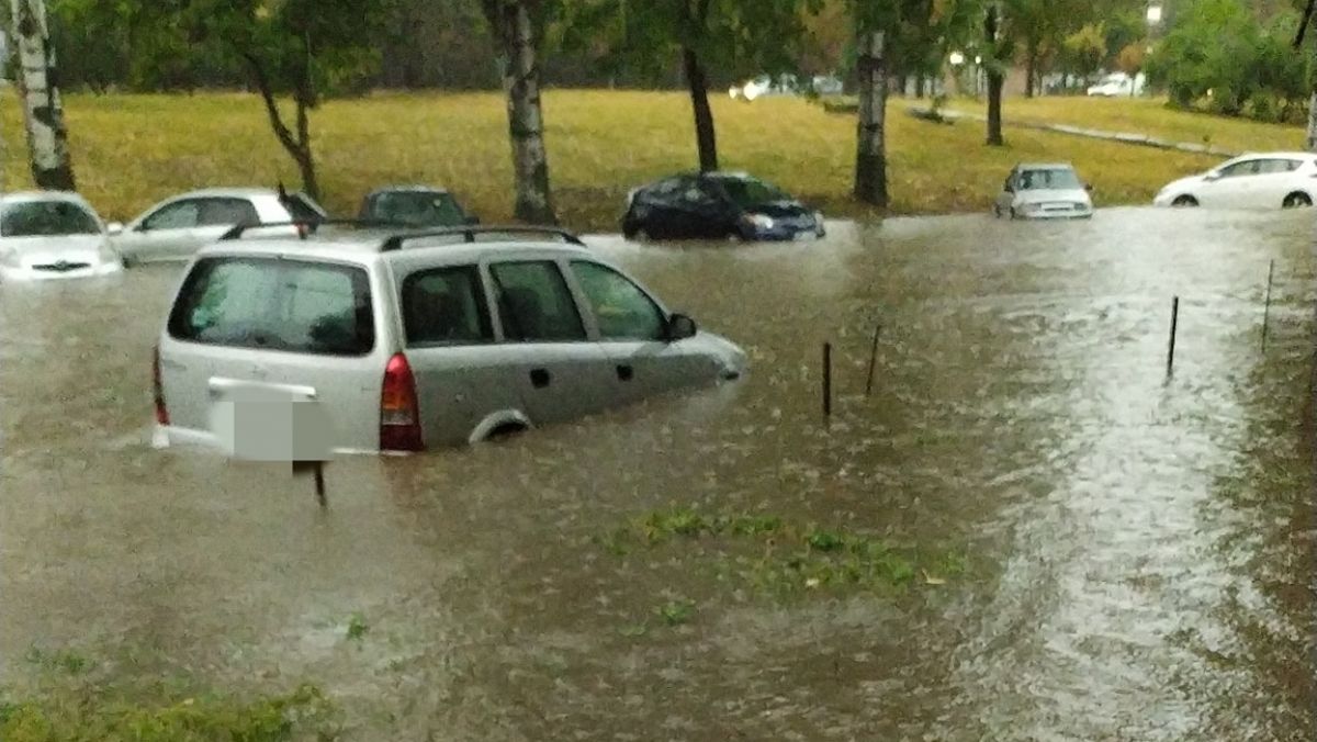 „120 de milioane, spălați la prima ploaie.” Râuri și inundații pe străzile din capitală. Pe mai multe artere nu circulă transportul public (FOTO, VIDEO)