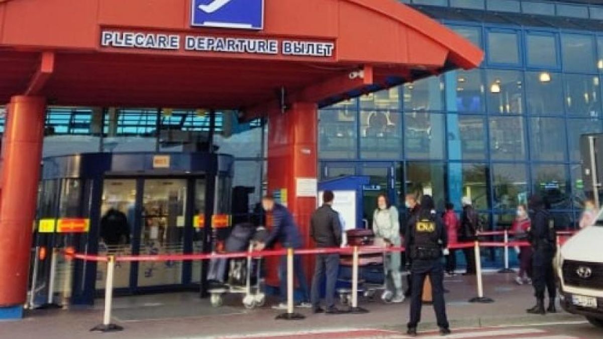 15 angajați ai Poliției de Frontieră, cercetați pentru pretinse acte de corupție pe Aeroporul Internațional Chișinău. Majoritatea, reținuți de CNA