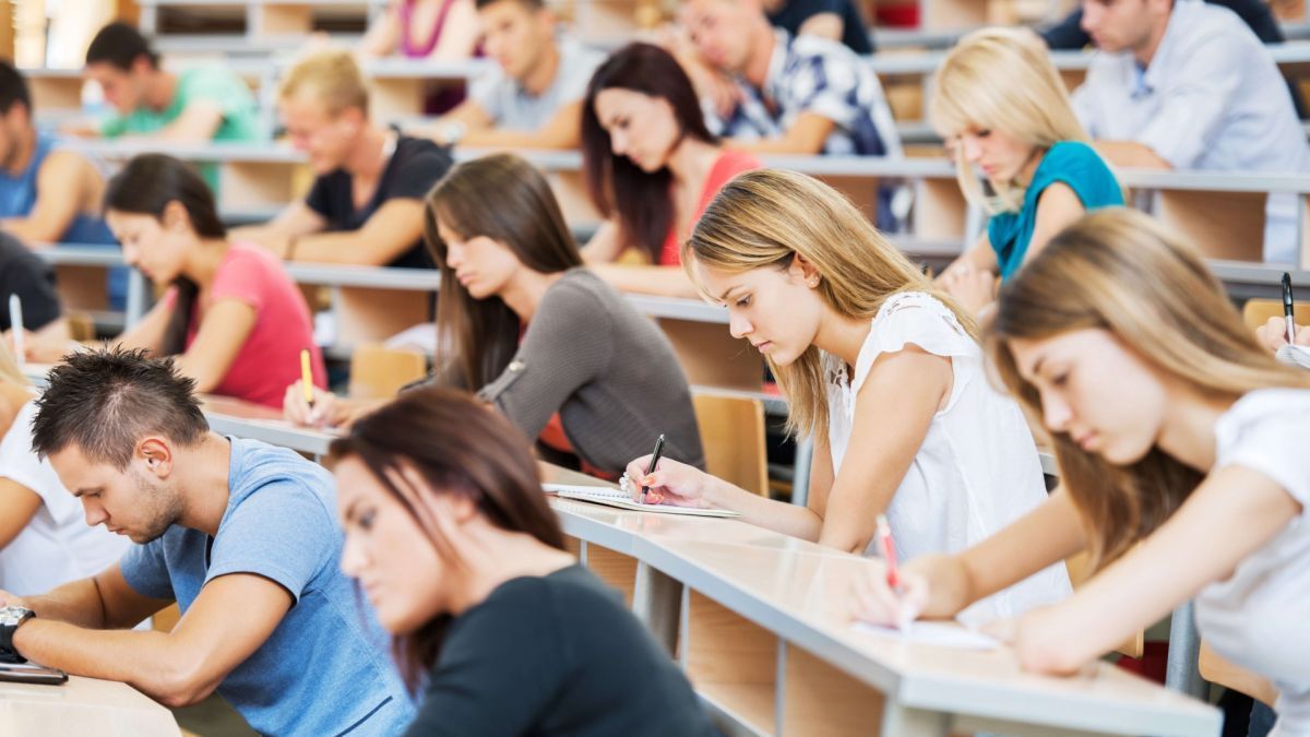 15 tineri vor primi Bursa Președintelui, iar alți 62 de studenți și elevi – bursele de merit, în anul de studii 2021 – 2022. Ce valoare au acestea (DOC)