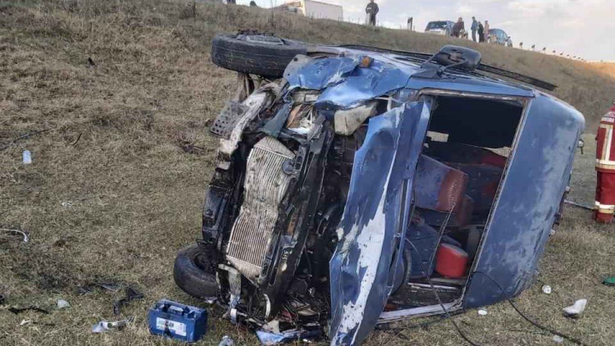 19 persoane s-au ales cu traumatisme, după ce o mașină a tăiat calea microbuzului în care se aflau (FOTO)
