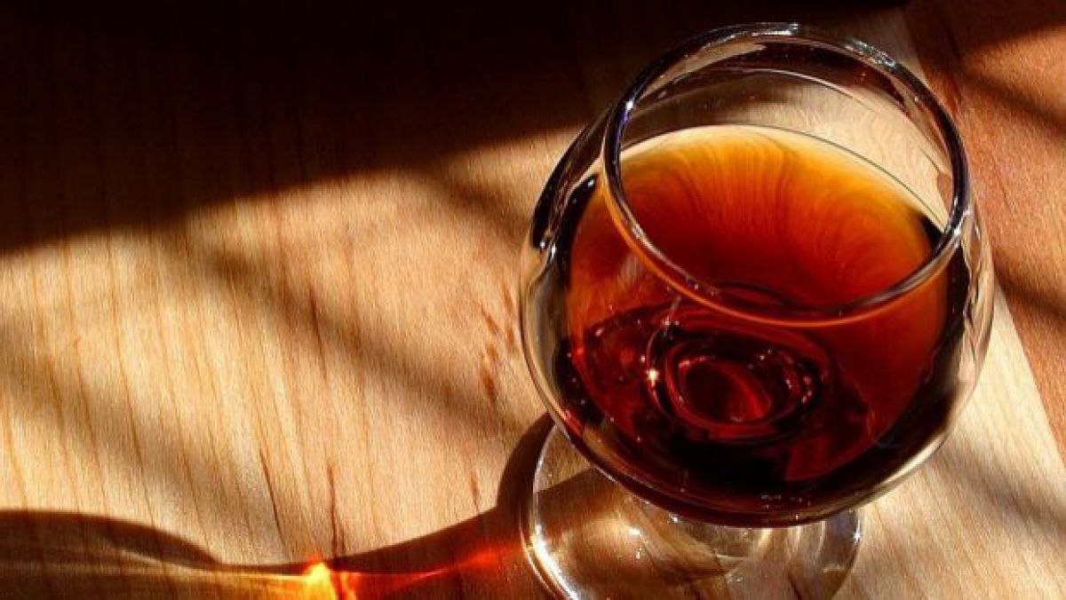 23 de persoane au murit, iar alte 21 sunt internate, după ce au consumat coniac contrafăcut