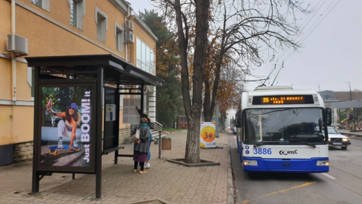28 stații de așteptare a transportului public din Chișinău, renovate. Sunt dotate cu ceas și iluminare nocturnă