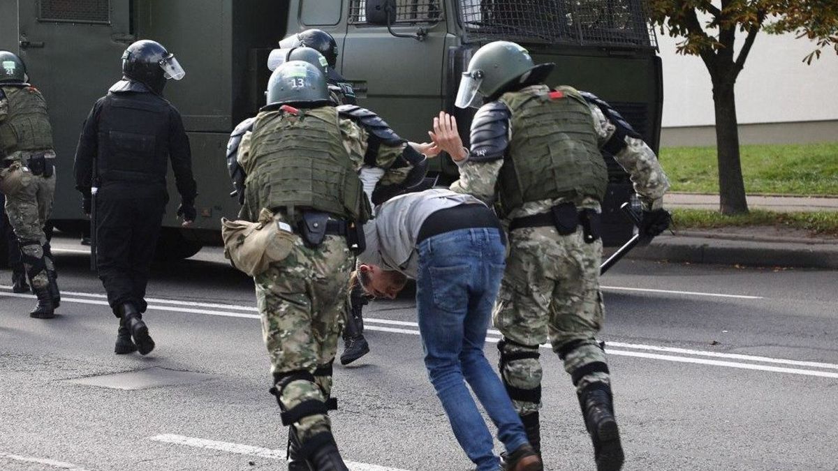 300 de angajați media au fost reținuți în Belarus de la începutul protestelor. Opt jurnaliști rămân arestați