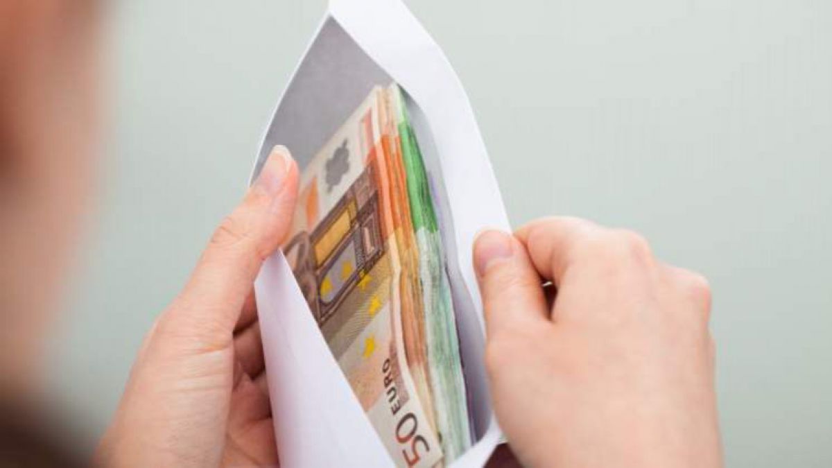 40 mii euro pentru a le „aranja dosarele”: Un avocat, trimis în judecată