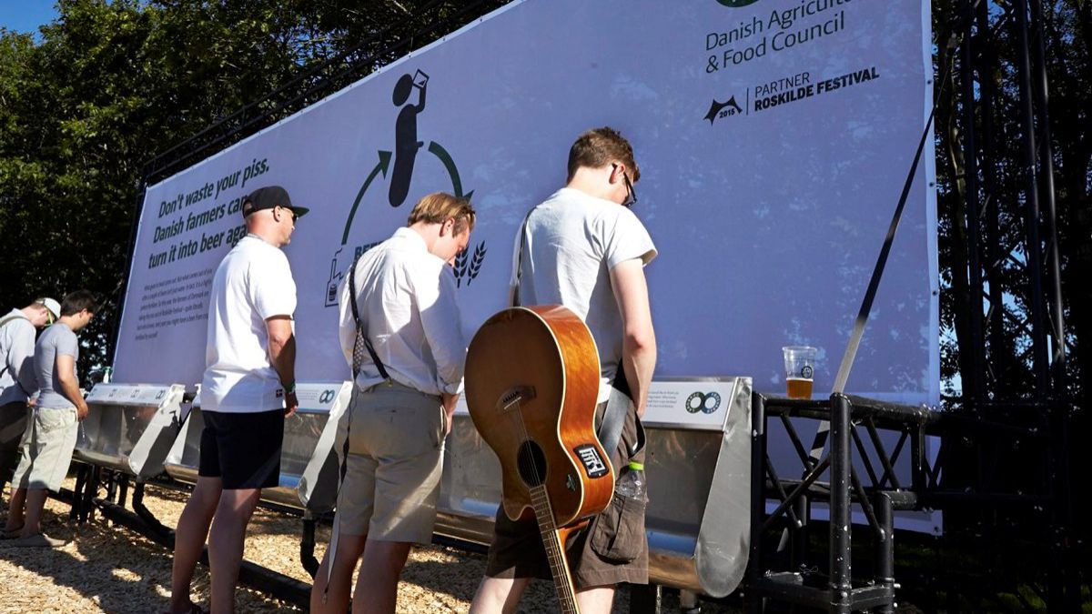 50.000 de litri de urină colectați de la un festival de muzică, reciclați în 60.000 de sticle de bere