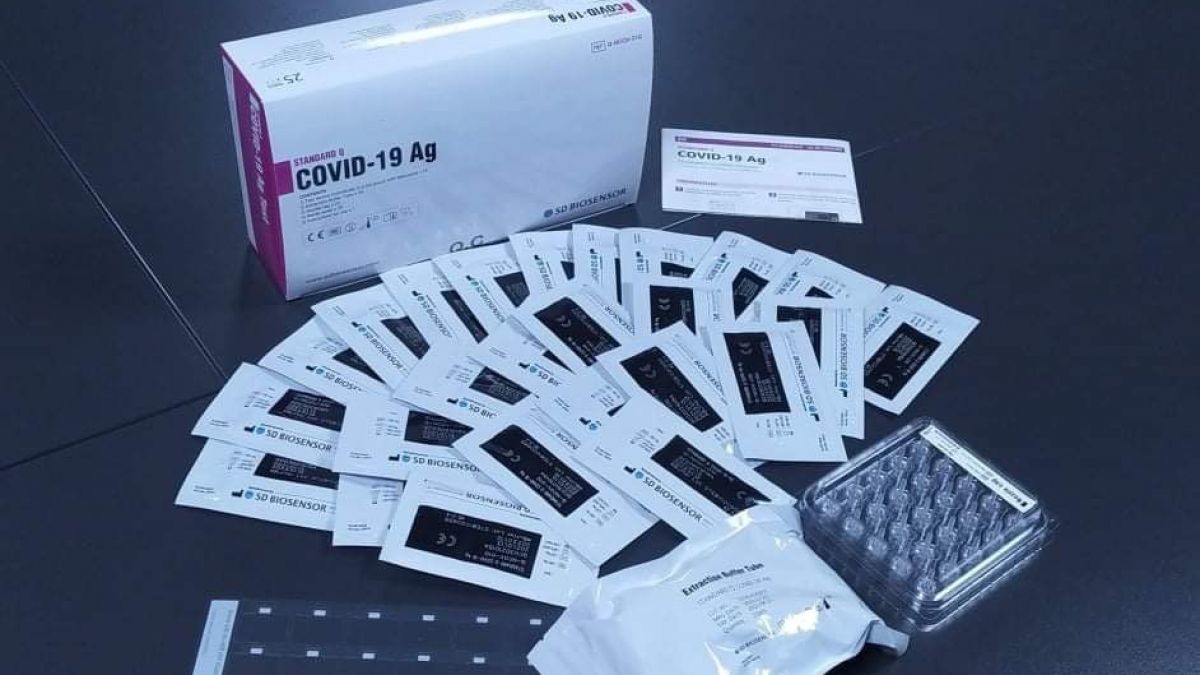 500 de teste pentru testarea COVID-19, donate Primăriei Chișinău. Ele sunt destinate angajaților școlilor din capitală