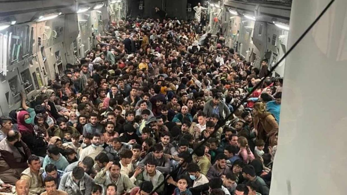 640 de oameni lipiți unul de altul. Imagini dintr-unul din avioanele care a decolat din Kabul