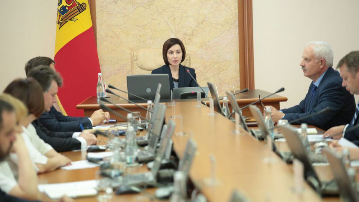 65 de persoane, anunțate de Guvern că li se lichidează funcțiile. Cine sunt acestea