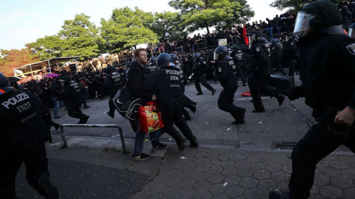 76 de polițiști au fost răniți în ciocnirile cu participanții la un marș împotriva summitului G20