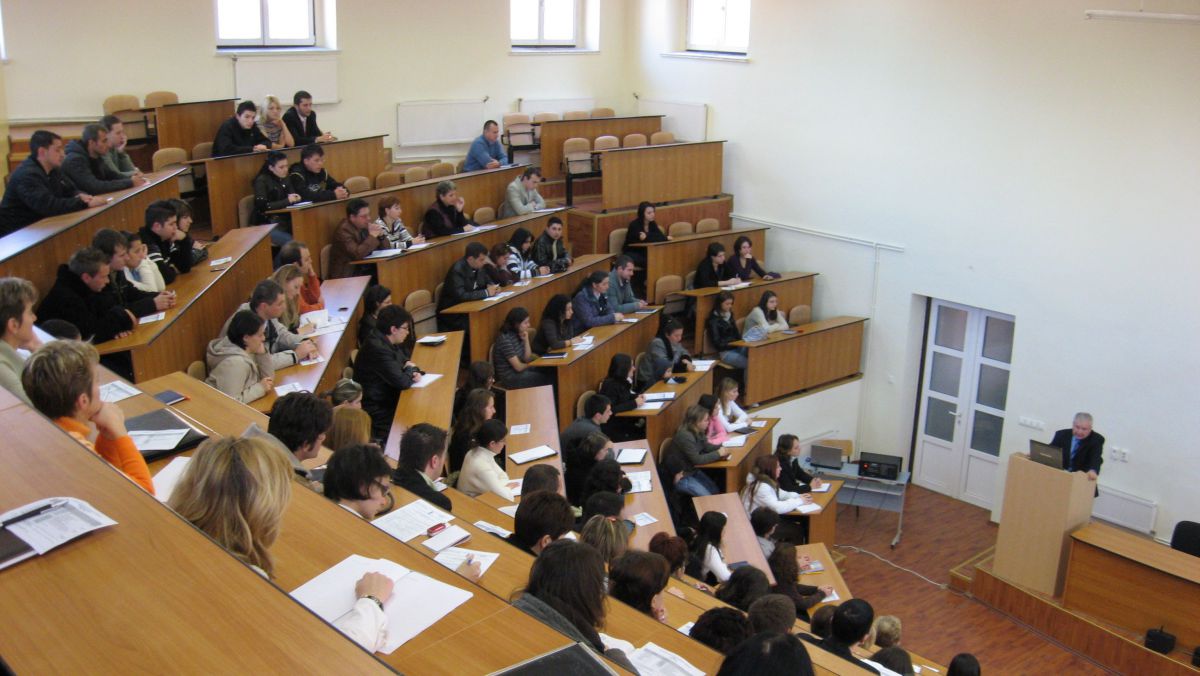 77 de elevi și studenți vor primi burse pentru performanțe remarcabile