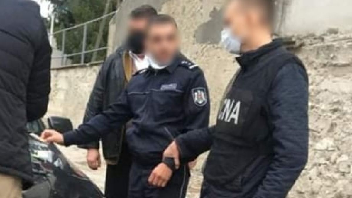 900 de euro și 6.180 de lei pentru obținerea unui permis de conducere. Un polițist din Edineț, reținut de CNA pentru trafic de influență