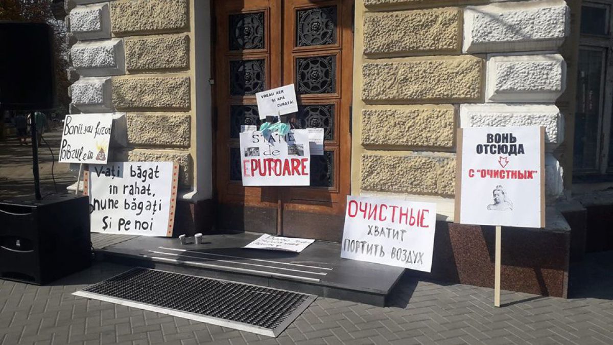A adus apă din râul Bâc și au vărsat-o în fața Primăriei. Un grup de manifestanți spun că vor aer și apă curată (VIDEO)