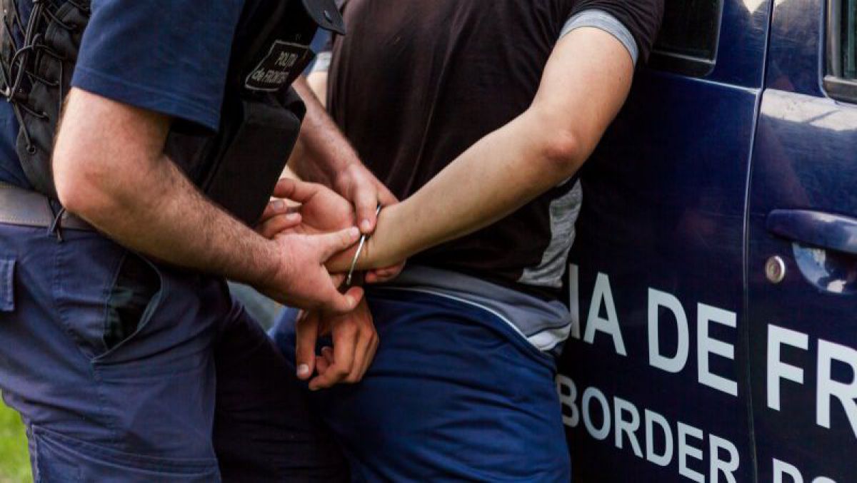 A fost condamnat la zece ani de închisoare, dar a fugit din izolator. Un bărbat a pus pe jar poliția
