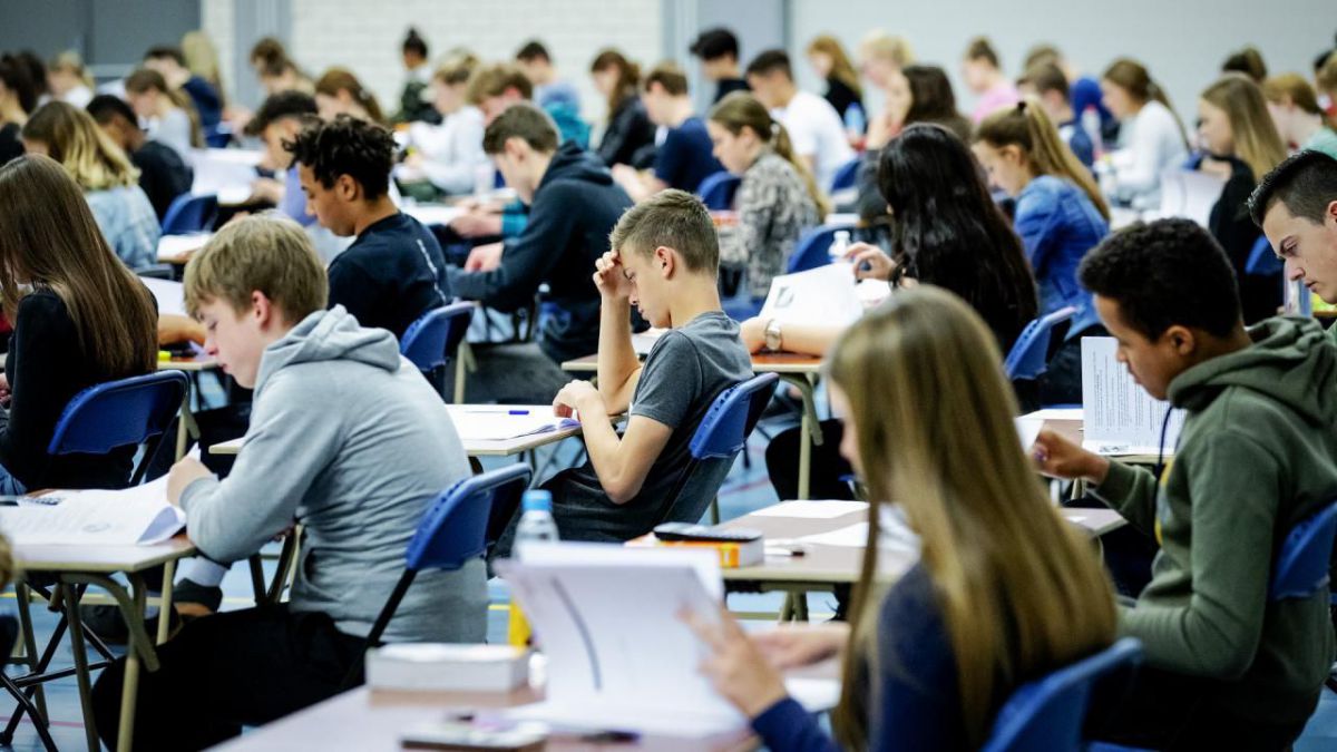 Absolvenții, despre primul examen de BAC: „A fost ușor”. Cum s-au descurcat la testul-fulger propus de jurnaliștii Agora