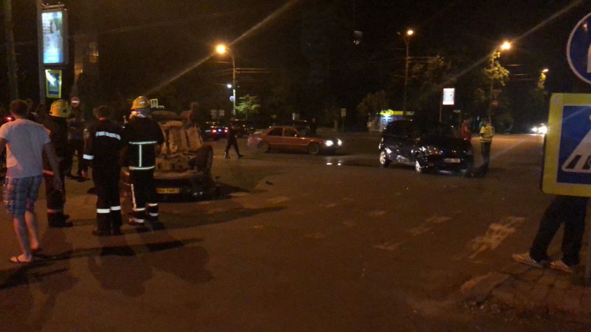 Accident grav în capitală: O mașină s-a răsturnat, după ce s-a ciocnit cu un alt automobil. Salvatorii, la fața locului