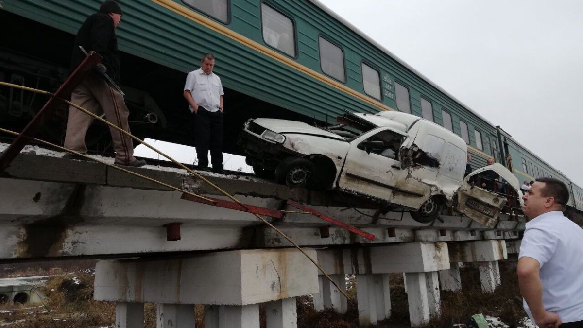 FOTO. VIDEO. Accident grav pe linia feroviară Chișinău-Moscova: trenul a lovit un automobil, iar o persoană ar fi murit