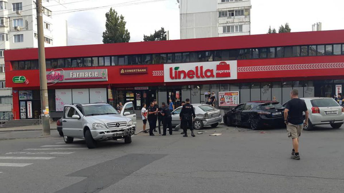 UPDATE Accident la Ciocana. Un șofer a vrut să-și parcheze mașina și a lovit altele patru (FOTO)