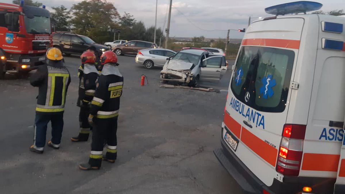 UPDATE: Două mașini s-au tamponat în sectorul Botanica. 11 persoane au fost transportate la spital