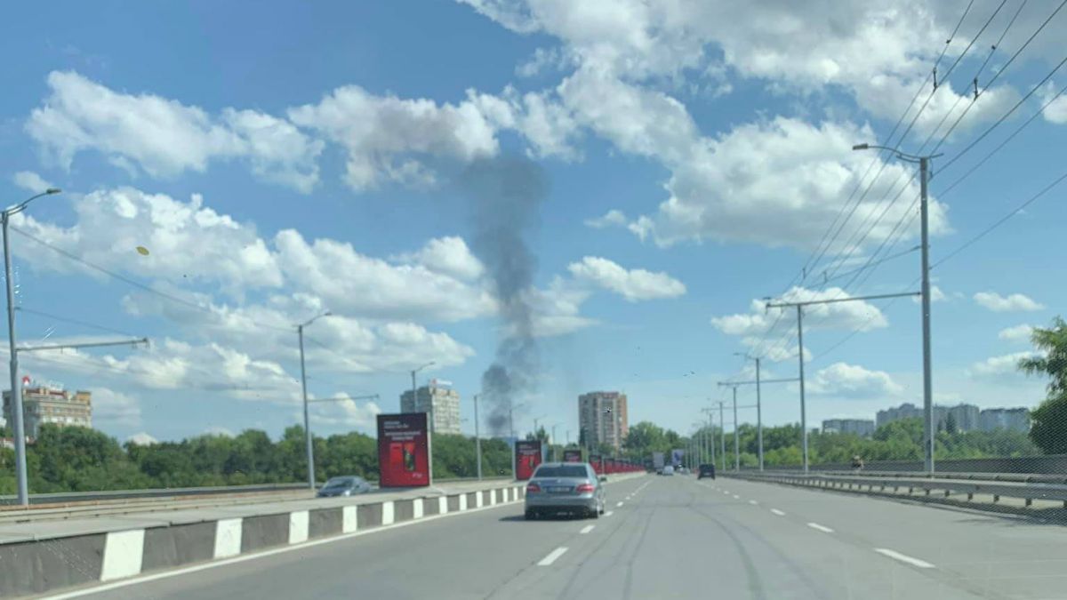 Incendiu în sectorul Botanica al Capitalei: Acoperișul unei case de locuit, cuprins de flăcări