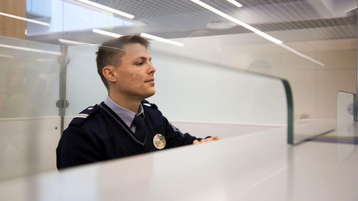Acte false și țigări ascunse în bagajele de cală. Ce încălcări au depistat oamenii legii pe Aeroportul Internațional Chișinău