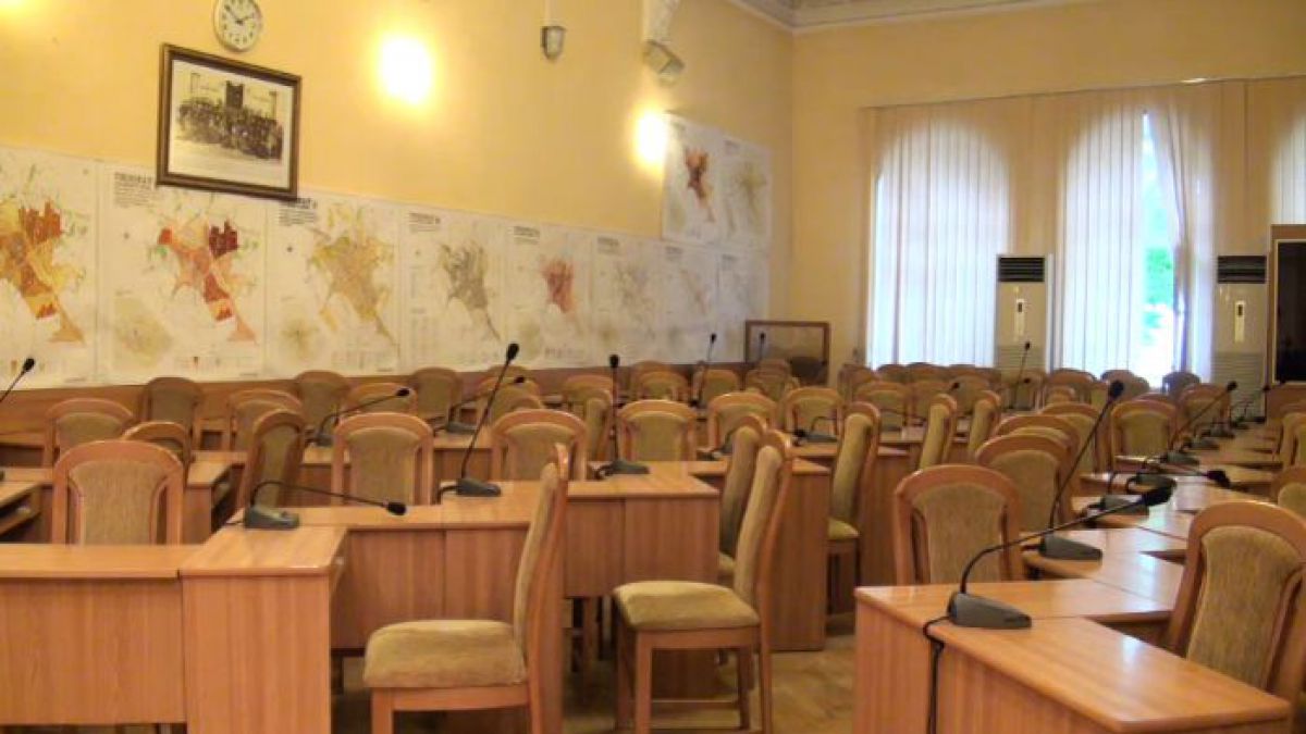 Aleșii locali n-au ars de dorință să iasă la muncă. Ședința Consiliului Municipal s-a încheiat înainte de a începe