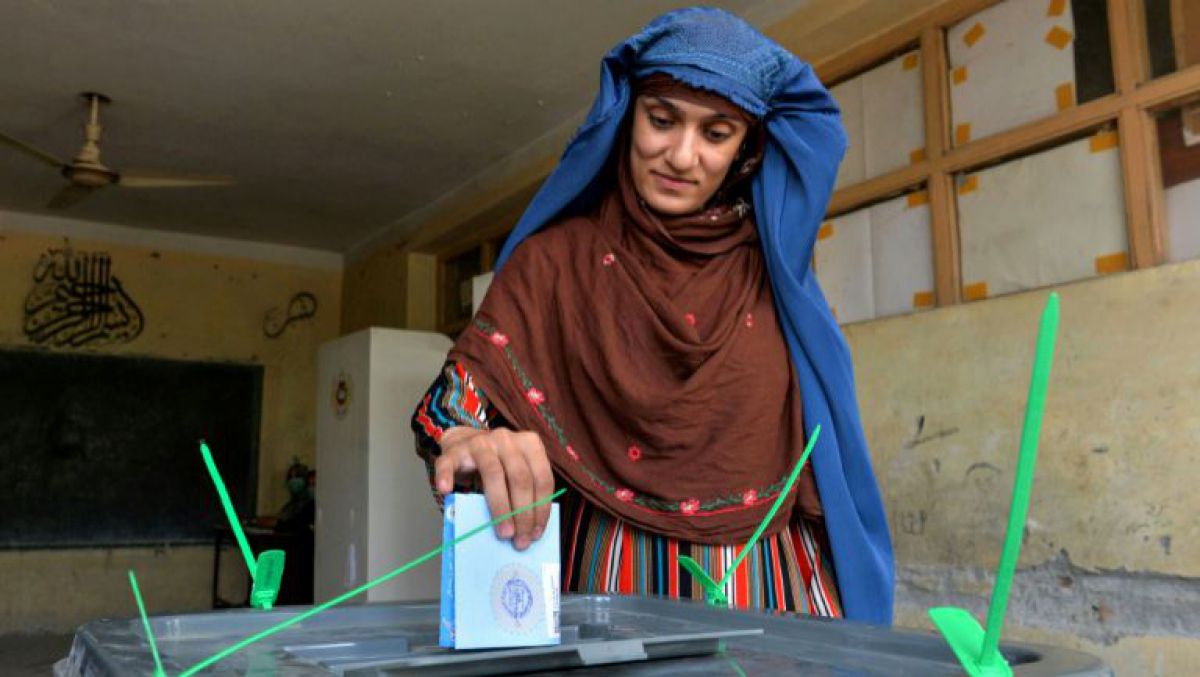 Alegeri prezidențiale scandaloase în Afganistan: cel puţin un mort şi 16 răniţi (FOTO)