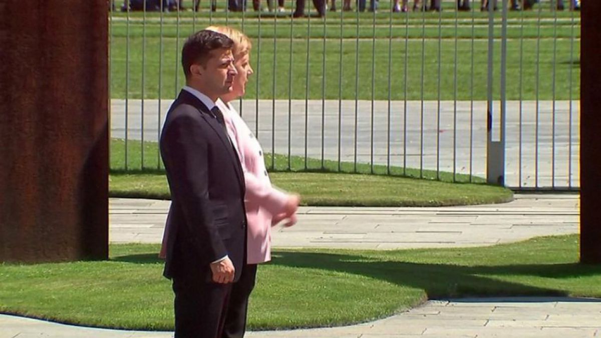 Angela Merkel, cuprinsă de un tremurat la o ceremonie oficială, alături de preşedintele ucrainean Zelenski (VIDEO)