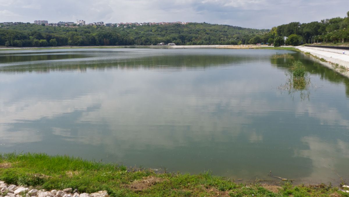 Apa i-a luat viața: Un bărbat de 30 de ani s-a înecat în lacul „Valea Morilor”