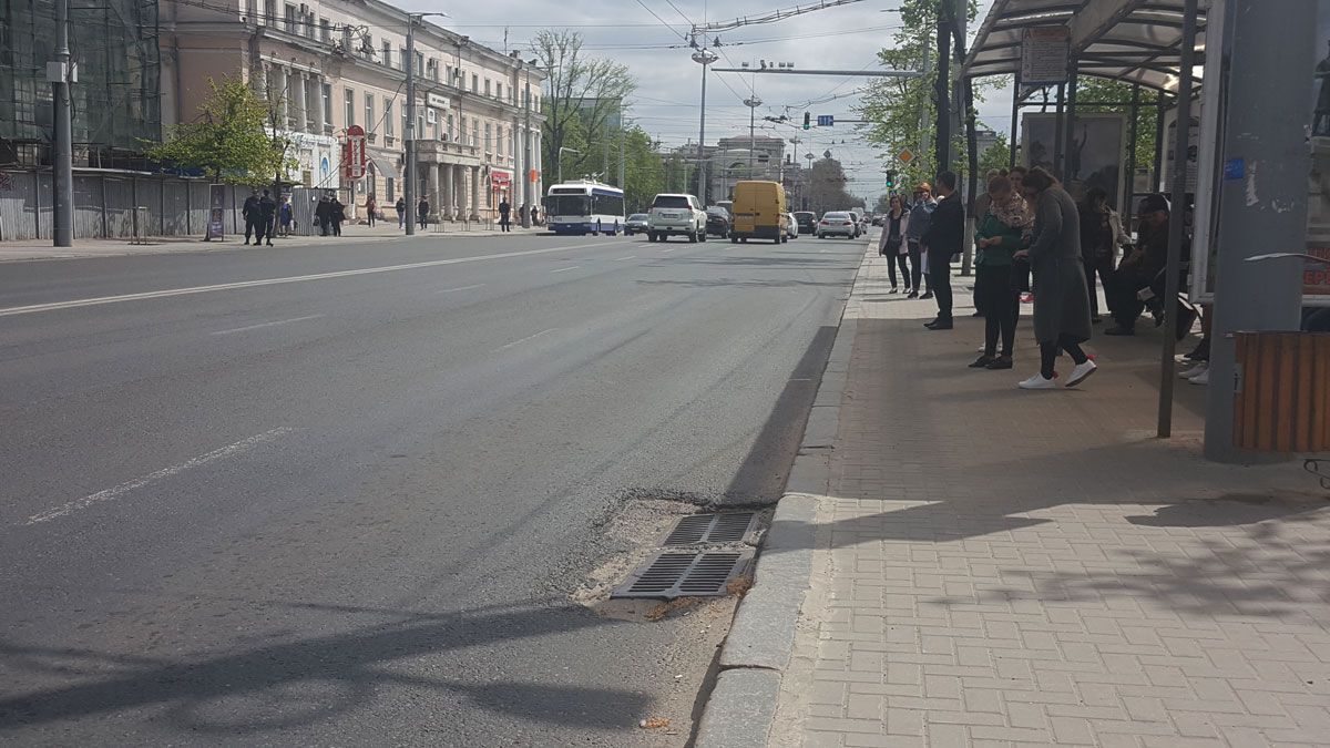 Asfaltul de pe bd. Ștefan cel Mare, supus expertizei, începând de luni noaptea. Primăria caută vinovatul denivelărilor