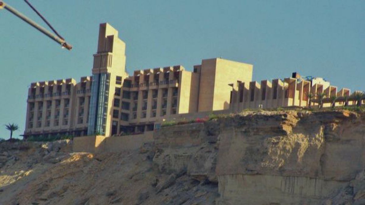 Atac armat într-un hotel de 5 stele din Pakistan. Cel puţin 70 de persoane, prinse înăuntru