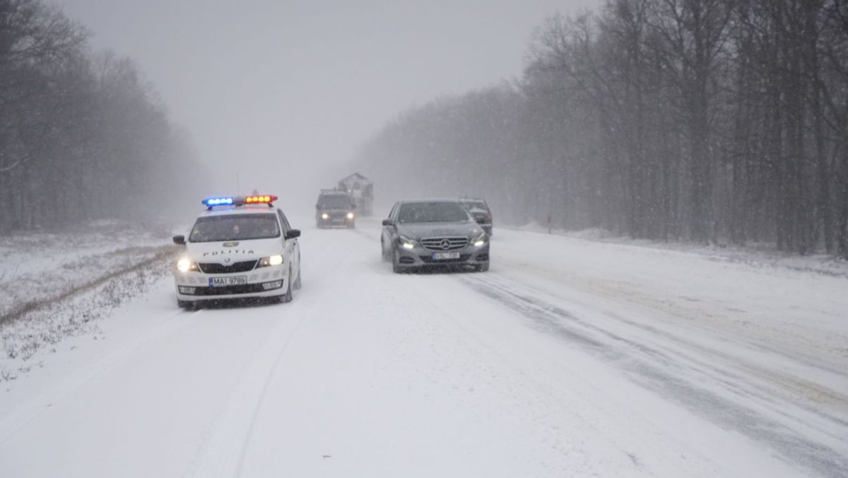 Atenție șoferi! Pe drumurile naționale se circulă se circulă în condiții de ninsoare. Recomandările autorităților pentru conducătorii auto