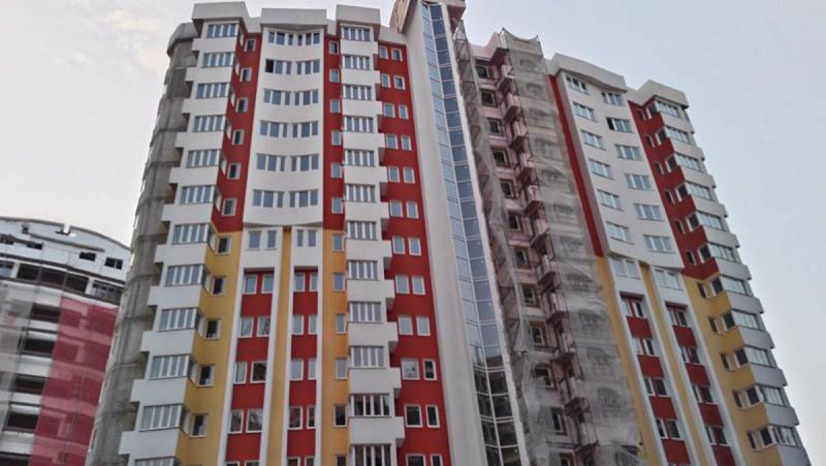 Au cumpărat apartamente, dar au rămas în stradă. Mai multe familii se plâng că au fost duse de nas de o companie de construcții