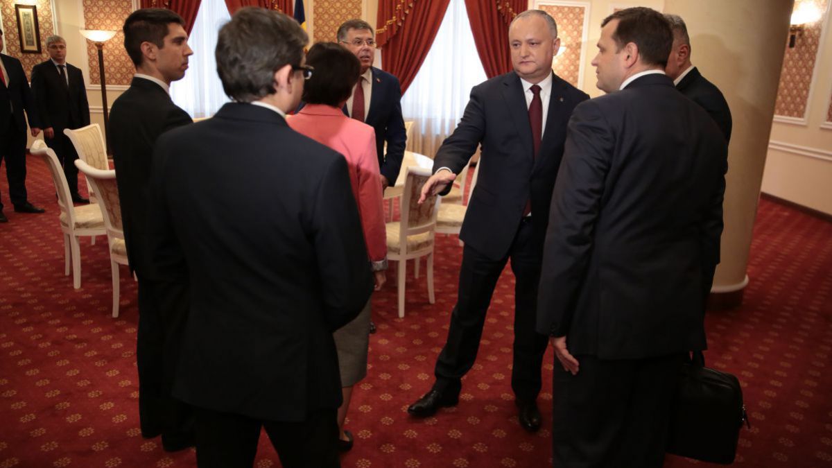 Au refuzat să-i întindă mâna președintelui. Igor Dodon, neglijat de mai mulți membri ai blocului ACUM (VIDEO)