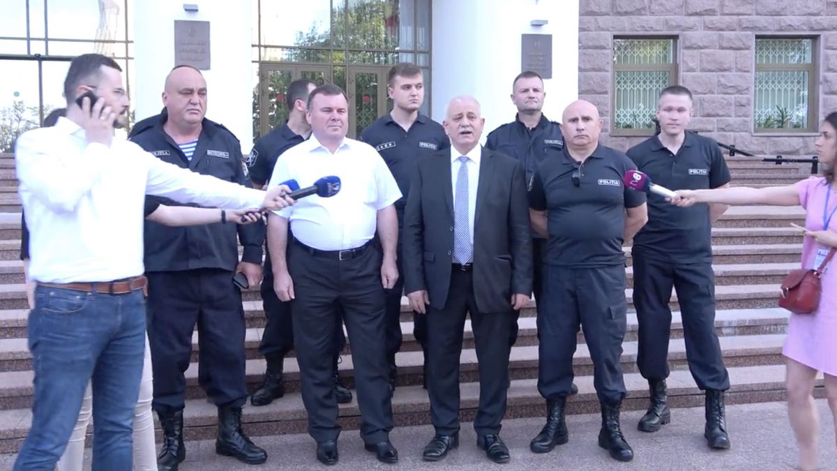 Au spart gheața. Primii polițiști care și-au declarat susținerea față de Guvernul Sandu (VIDEO)